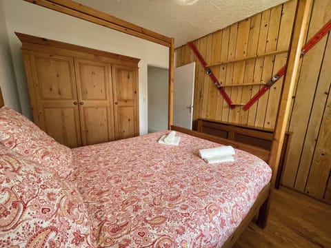 Double bedroom with 4-poster bed and window views of mountains
