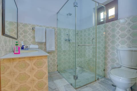 Deluxe Double Room | Bathroom | Towels, soap, shampoo, toilet paper