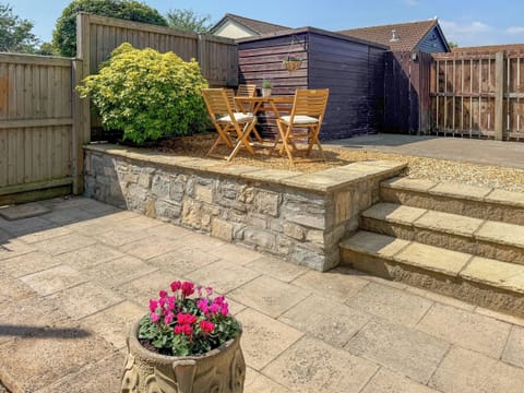 Outdoor | The Swallows - Holly Farm Holiday Cottage, Stoke St. Gregory, near Taunton