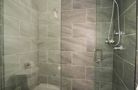 Room, Private Bathroom (6 - Virginia) | Bathroom | Free toiletries, hair dryer, bathrobes, slippers