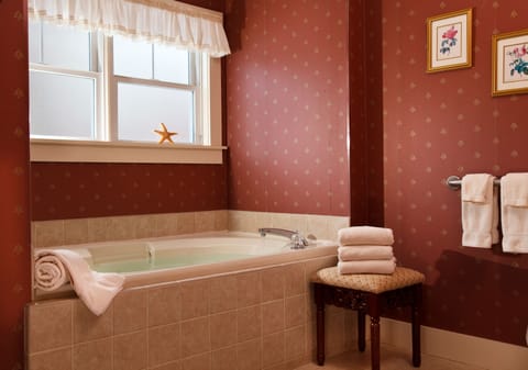 Room, Private Bathroom (Shadowood Burgundy) | Bathroom | Free toiletries, towels