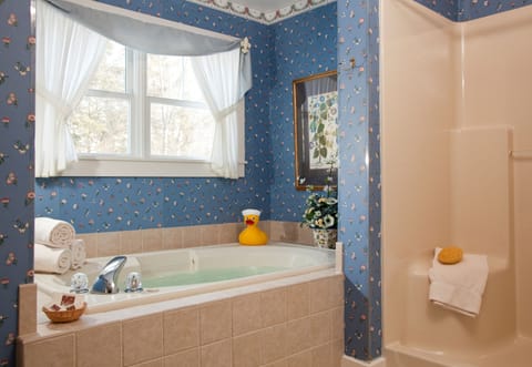 Deluxe Suite, Private Bathroom (Tanglewood Suite) | Bathroom | Free toiletries, towels