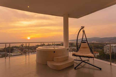 Apartment, City View | Private spa tub