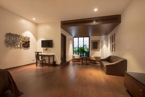 Deluxe Suite | Living area | TV