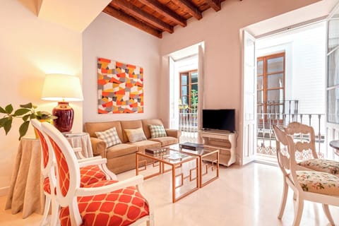 House (4 Bedrooms) | Living area