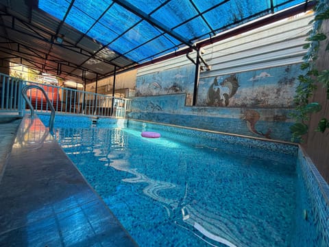 Swim-up bar