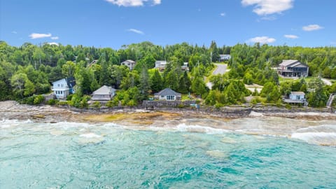 Seafari’s bluffside setting right on the turquoise waters of Georgian Bay.