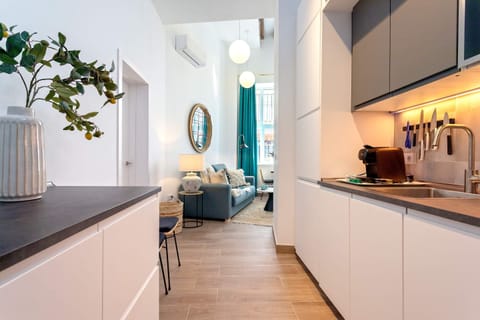Apartment (1 Bedroom) | Private kitchen | Fridge, microwave, oven, stovetop