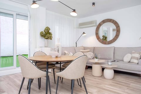 Apartment (4 Bedrooms) | Living room