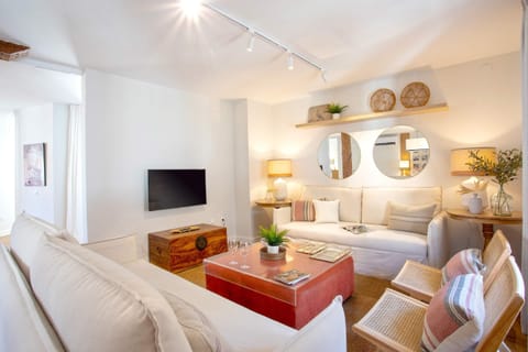 Apartment (3 Bedrooms) | Living area | 52-inch Smart TV with satellite channels