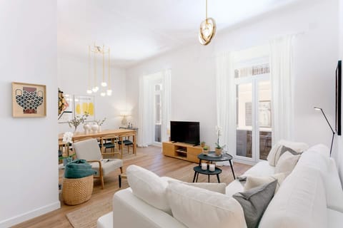 Apartment (4 Bedrooms) | Living area