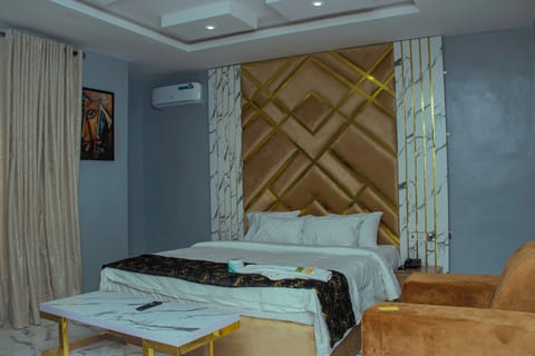 Luxury Suite | Desk, laptop workspace, free WiFi