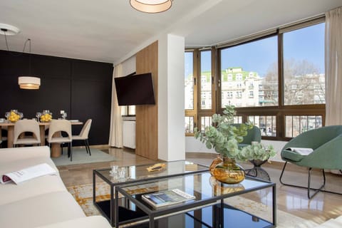 Apartment (4 Bedrooms) | Living room