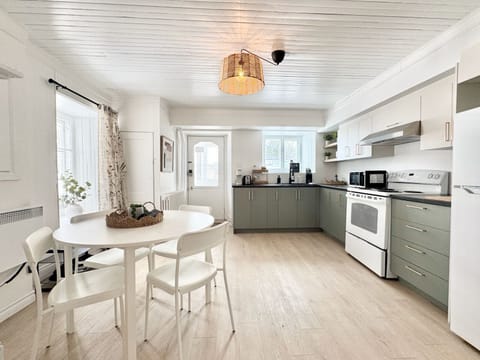 Cuisinez et partagez de bons moments dans cette cuisine rénovée, lumineuse et bien équipée, parfaite pour des repas maison sans compromis.