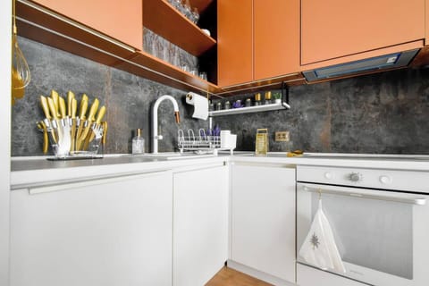 Kitchen counter with gold utensils – Every corner is styled to impress – even the cutlery is photo-worthy. Reserve your design-forward stay now!