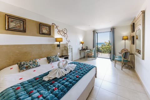 Superior Double Room, Sea View | Premium bedding, minibar, in-room safe, desk