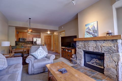 Condo, 1 Bedroom | Living area