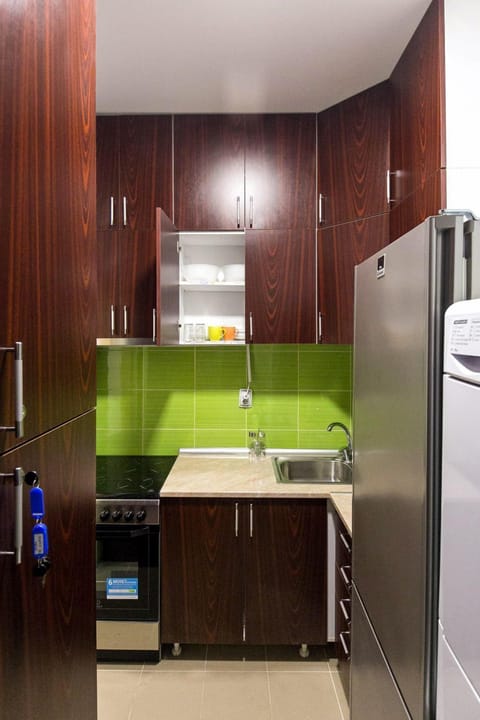 Fridge, oven, stovetop, cookware/dishes/utensils