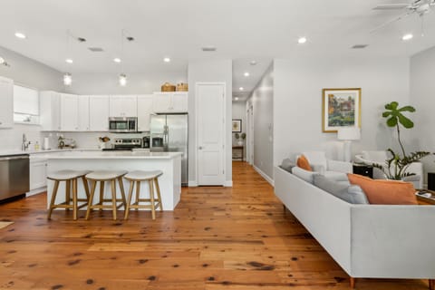 810 S 7th St - Breakfast Bar and Living Area