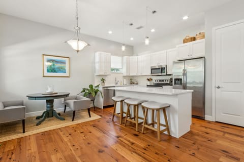810 S 7th St - Dining Area and Breakfast Bar 1