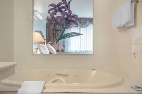 Jacuzzi Room | Desk, laptop workspace, blackout drapes, iron/ironing board