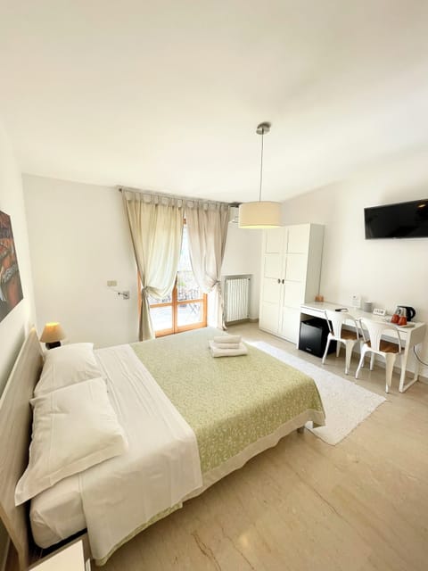 Double Room, 1 Queen Bed, Non Smoking, Shared Bathroom | Down comforters, pillowtop beds, minibar, individually decorated