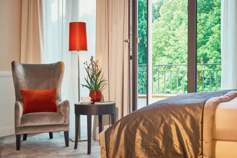 Hypo-allergenic bedding, down comforters, in-room safe, desk