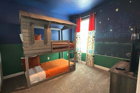 1 Bunkbed (Upstairs, Treehouse)