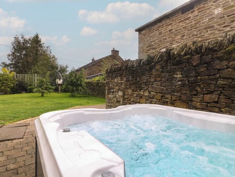 Cottage | Outdoor spa tub