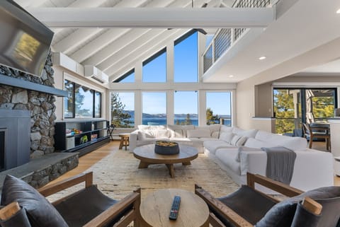 House, 4 Bedrooms | Living area | Smart TV