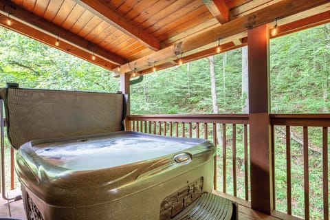 Moonshine Hollow's bubbling hot tub