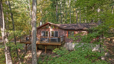 Welcome to your perfect mountain getaway! Tucked away in the peaceful woods of a friendly community, this is an ideal place to unwind - while still being close to downtown Berkeley Springs.