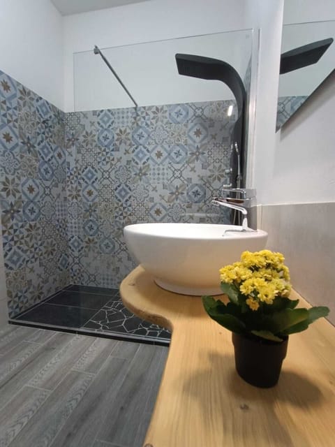 Comfort Double or Twin Room, Garden View | Bathroom | Shower, free toiletries, hair dryer, towels