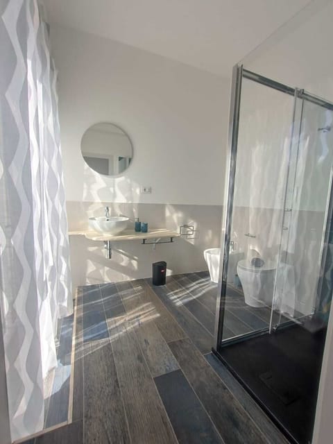 Comfort Double Room, City View | Bathroom | Shower, free toiletries, hair dryer, towels