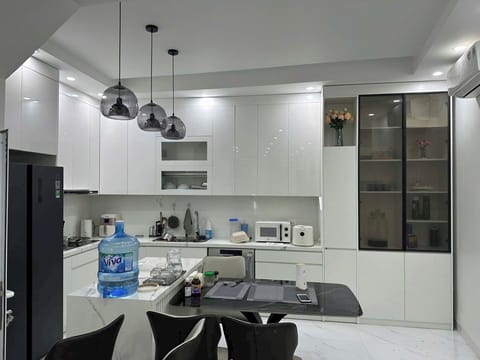 Full-size fridge, microwave, cookware/dishes/utensils