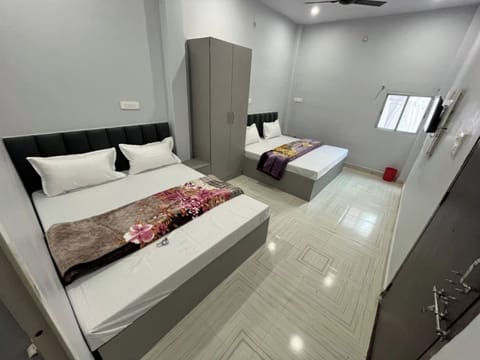 Deluxe Quadruple Room, Air conditioning | Hypo-allergenic bedding, desk, free WiFi