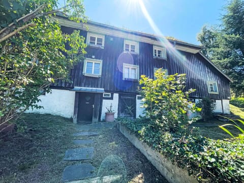 Shrub, Cottage, Garden, Yard, Lawn, Estate, Sash Window, Backyard, Landscaping, Siding