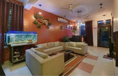 Standard Room, Air conditioning | Living area | 36-inch flat-screen TV with cable channels