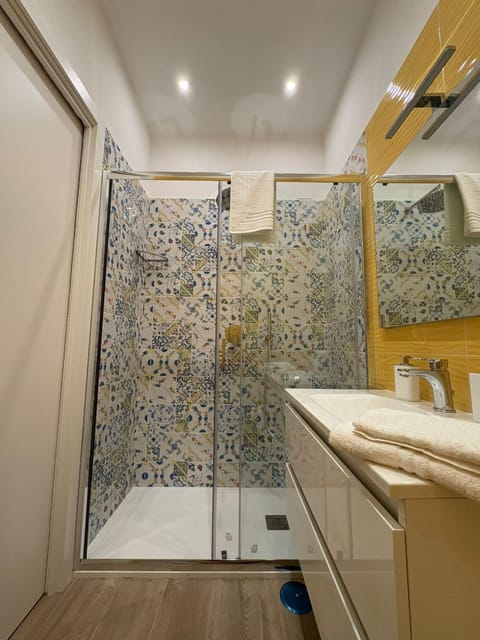 Deluxe Double Room, Balcony | Bathroom