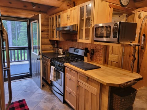 Kitchen, gas stove, microwave, toaster, air fryer, simple but equipped!