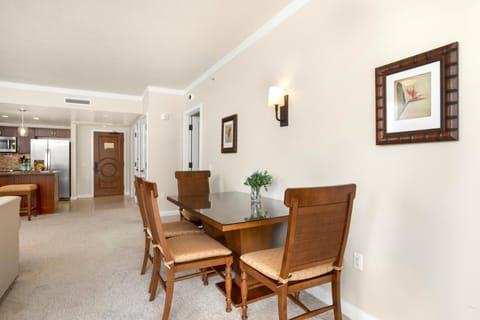 Cozy dining nook with elegant decor, perfect for relaxed meals. HKK-343