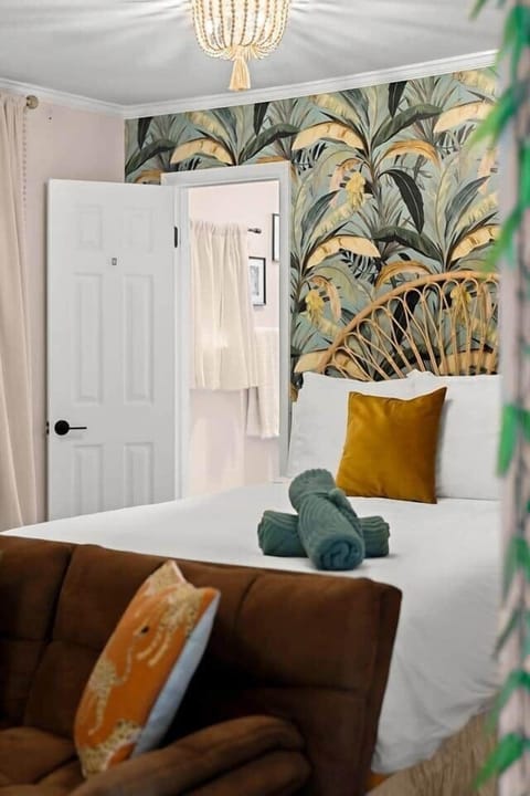 Queen sized bed with Casper memory foam mattress