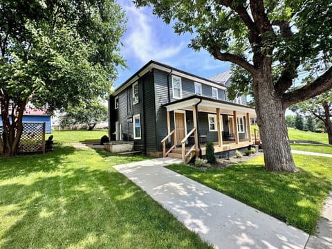     Modern Broadway stay across from Heritage Park & Linville Creek