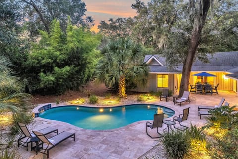 HOST & HOME presents…2 Heritage Road! A beautiful, single level home within biking distance to Harbour Town Golf Links, home of the RBC Heritage PGA Tournament.