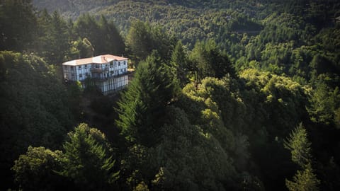 Lost Coast Luxury - 4,400 SF Home, Ocean & King Range Mountain Views