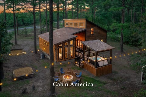Cab’n America: Romantic wood cabin w/ hot tub, lights & forest views