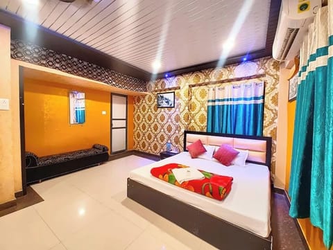 Deluxe Double Room, Air conditioning | Hypo-allergenic bedding, in-room safe, desk, soundproofing