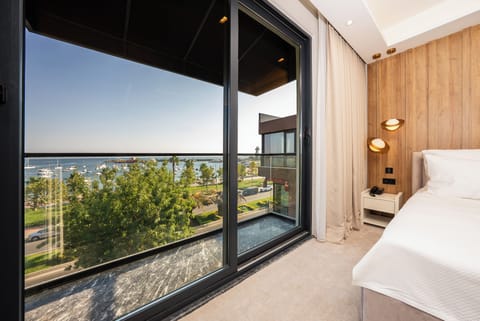 Deluxe Suite, Balcony, Sea View | In-room safe, soundproofing, free WiFi