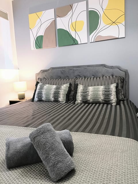 Bedroom with king size bed 