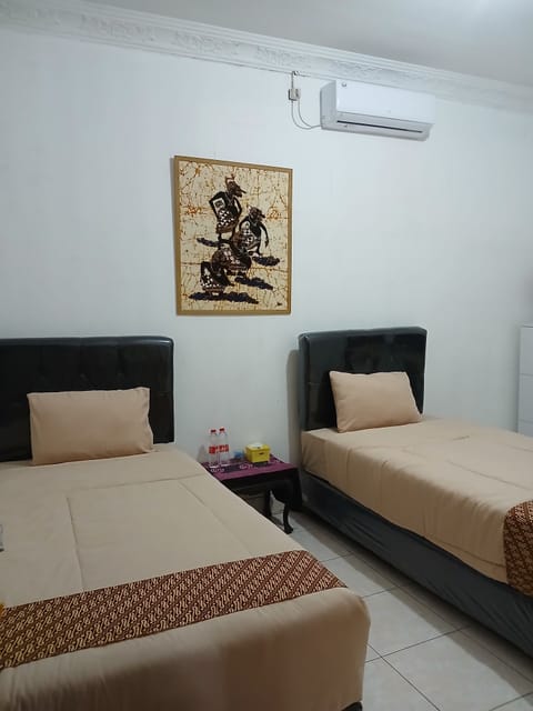 Family Twin Room | Desk, laptop workspace, bed sheets